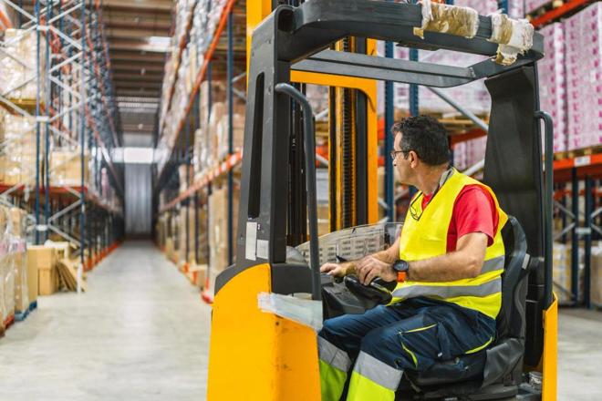 Depoda forklift ve operatör